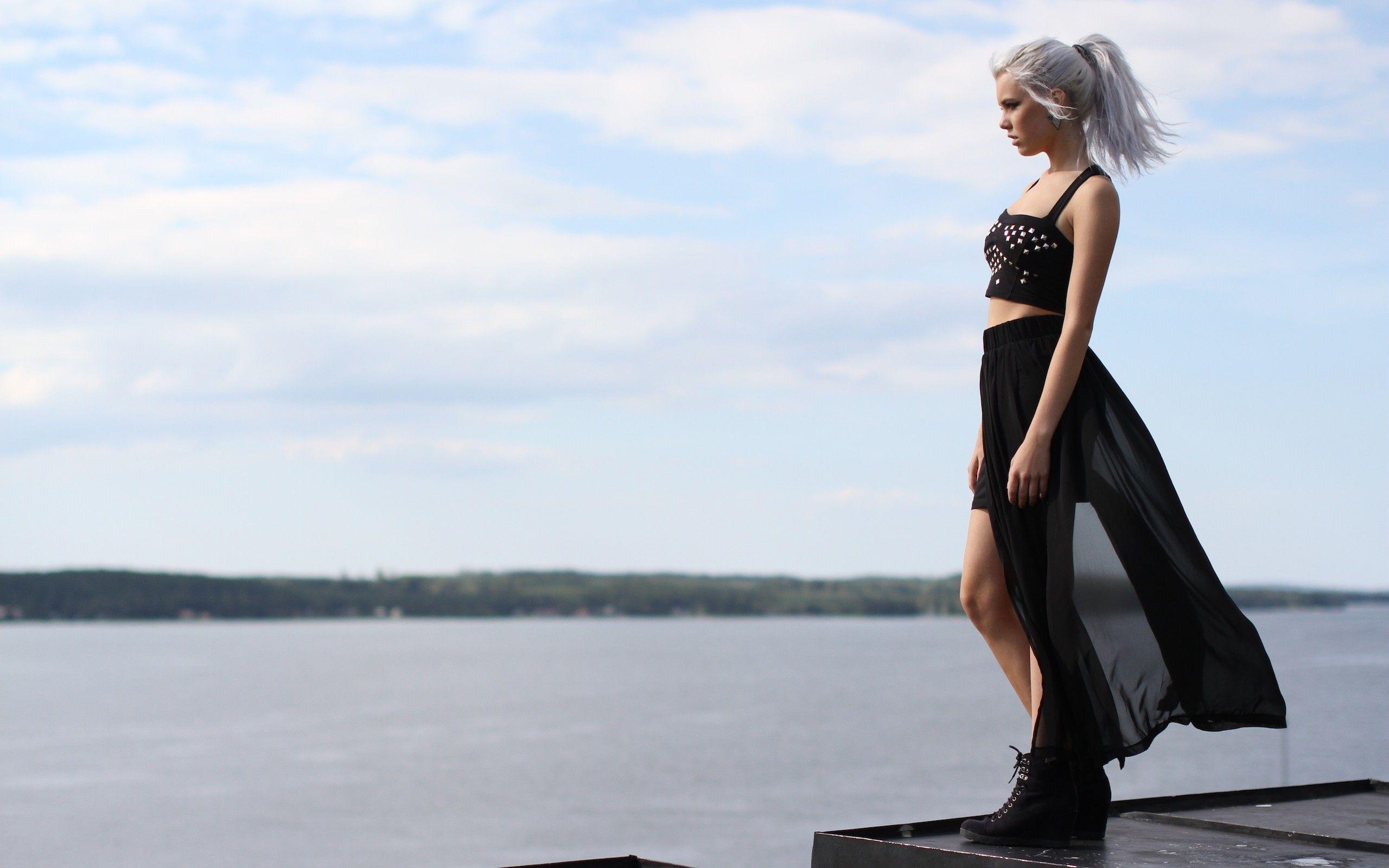Hd Blonde Girl Standing On The Edge Wallpaper - Girl Standing At The Edge - HD Wallpaper 