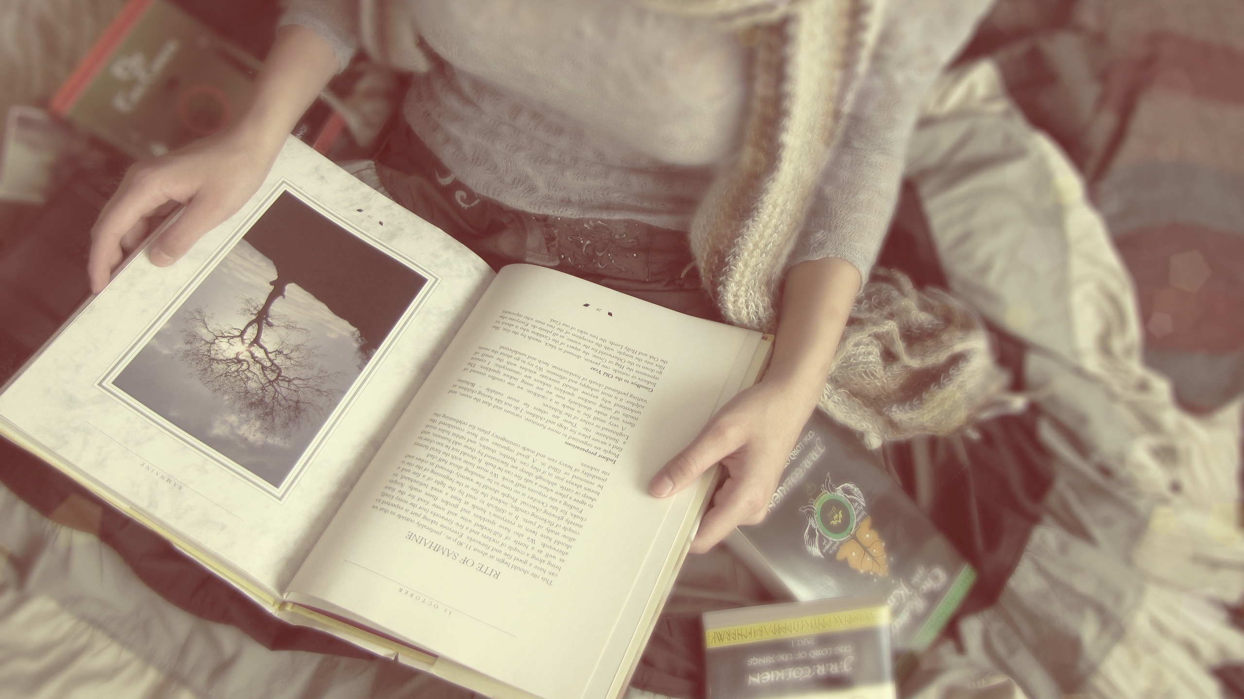 Wallpaper Girl, Hand, Books, Mood, Blurring - HD Wallpaper 