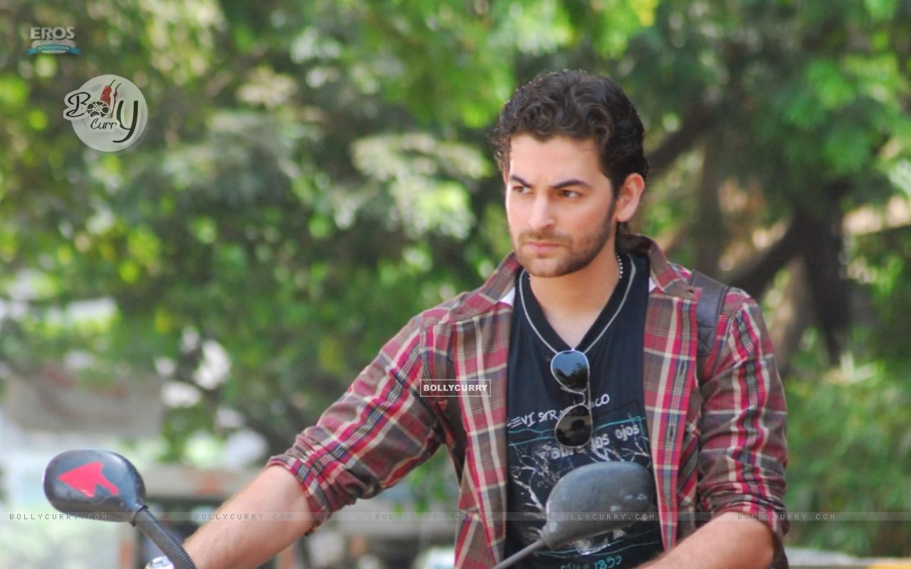 Neil Nitin Mukesh Walking With His Bike Size - Neil Nitin Mukesh - HD Wallpaper 