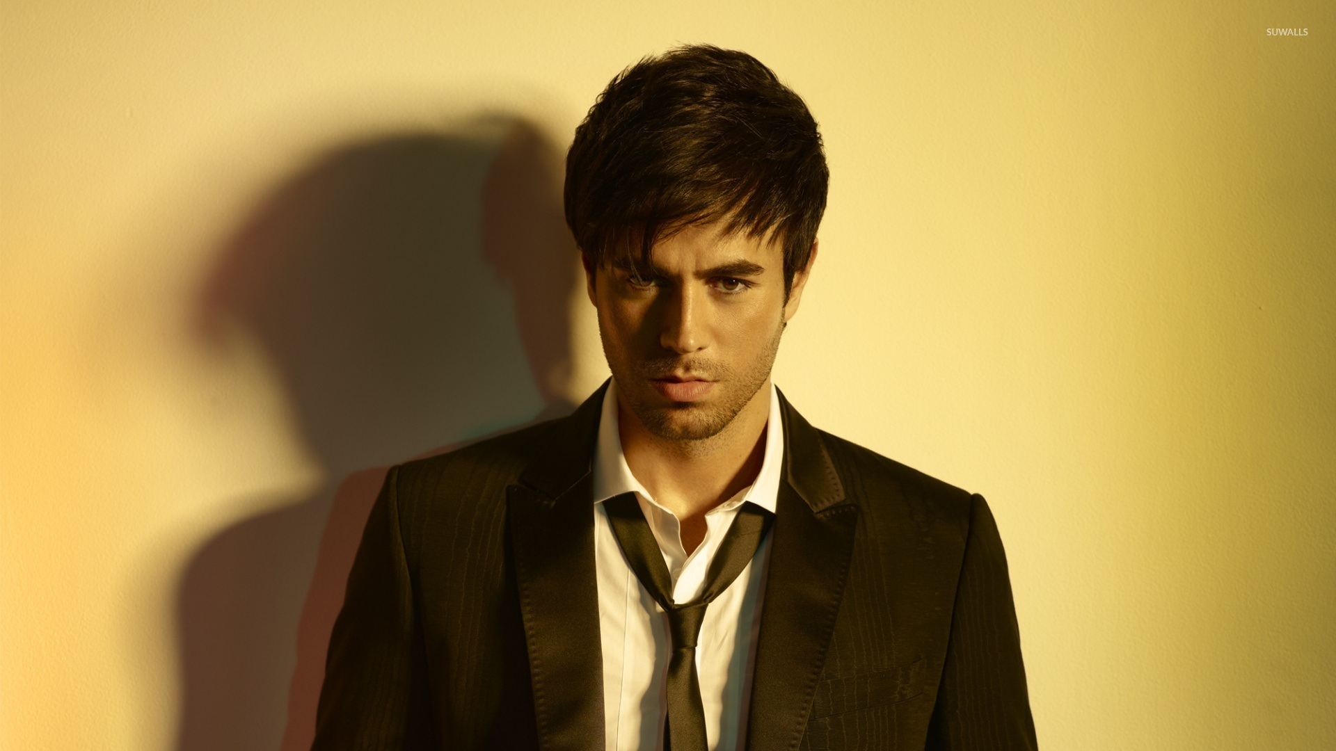 Enrique Iglesias Suit - HD Wallpaper 