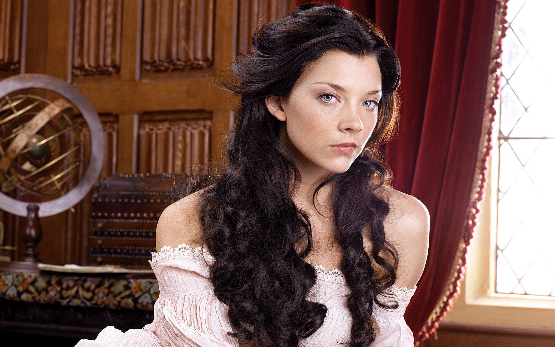 Hd Natalie Dormer With Brunette Curls Wallpaper - Natalie Dormer Elizabeth Bowes Lyon - HD Wallpaper 