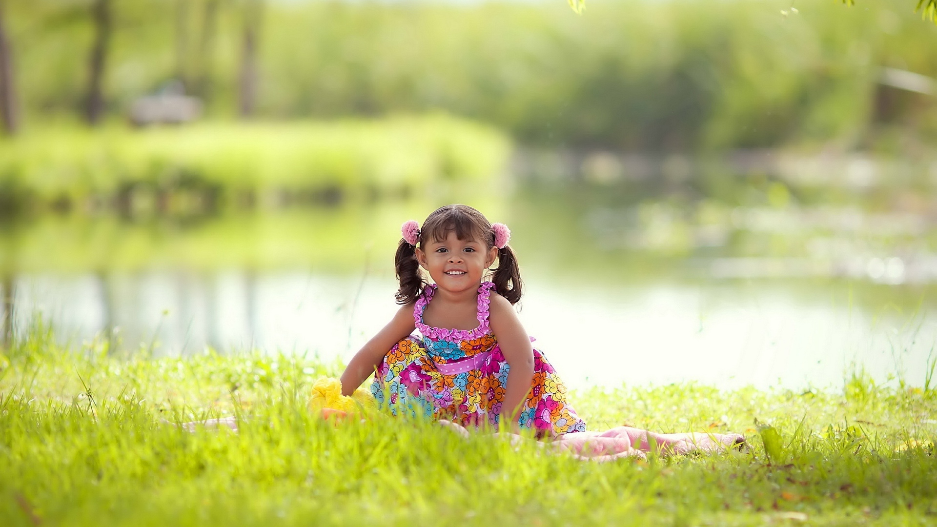 Wallpaper Little Girl, Summer, Light, Mood, Baby - Girl Playing In Grass - HD Wallpaper 