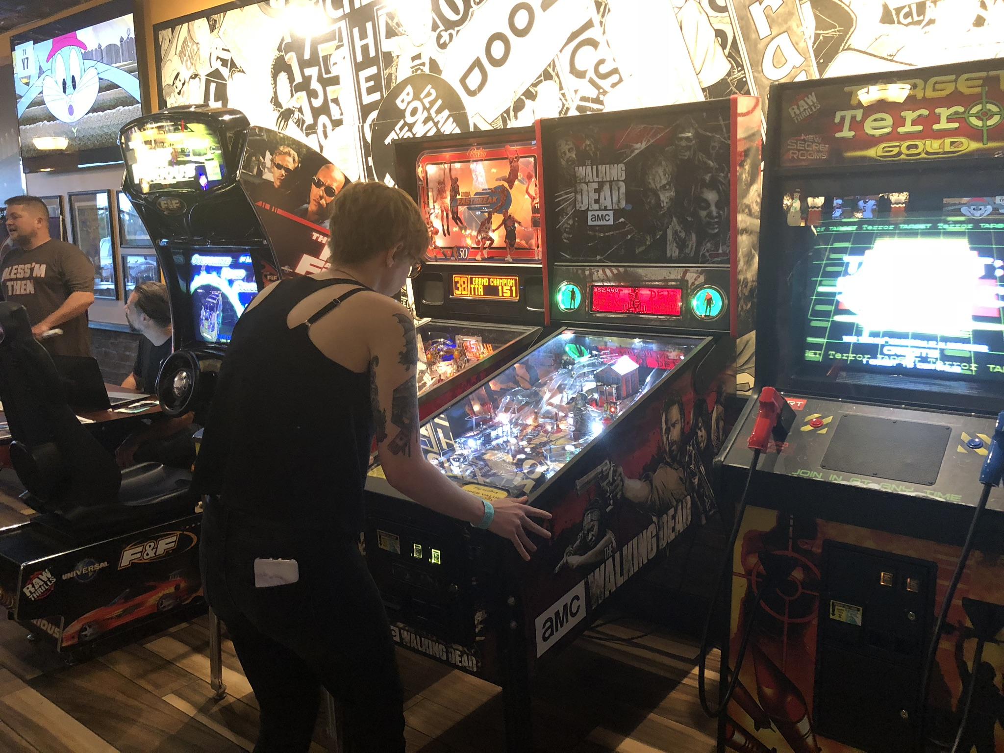 Megan Brown Shows Off Her Pinball Skills As One Of - Pinball - HD Wallpaper 