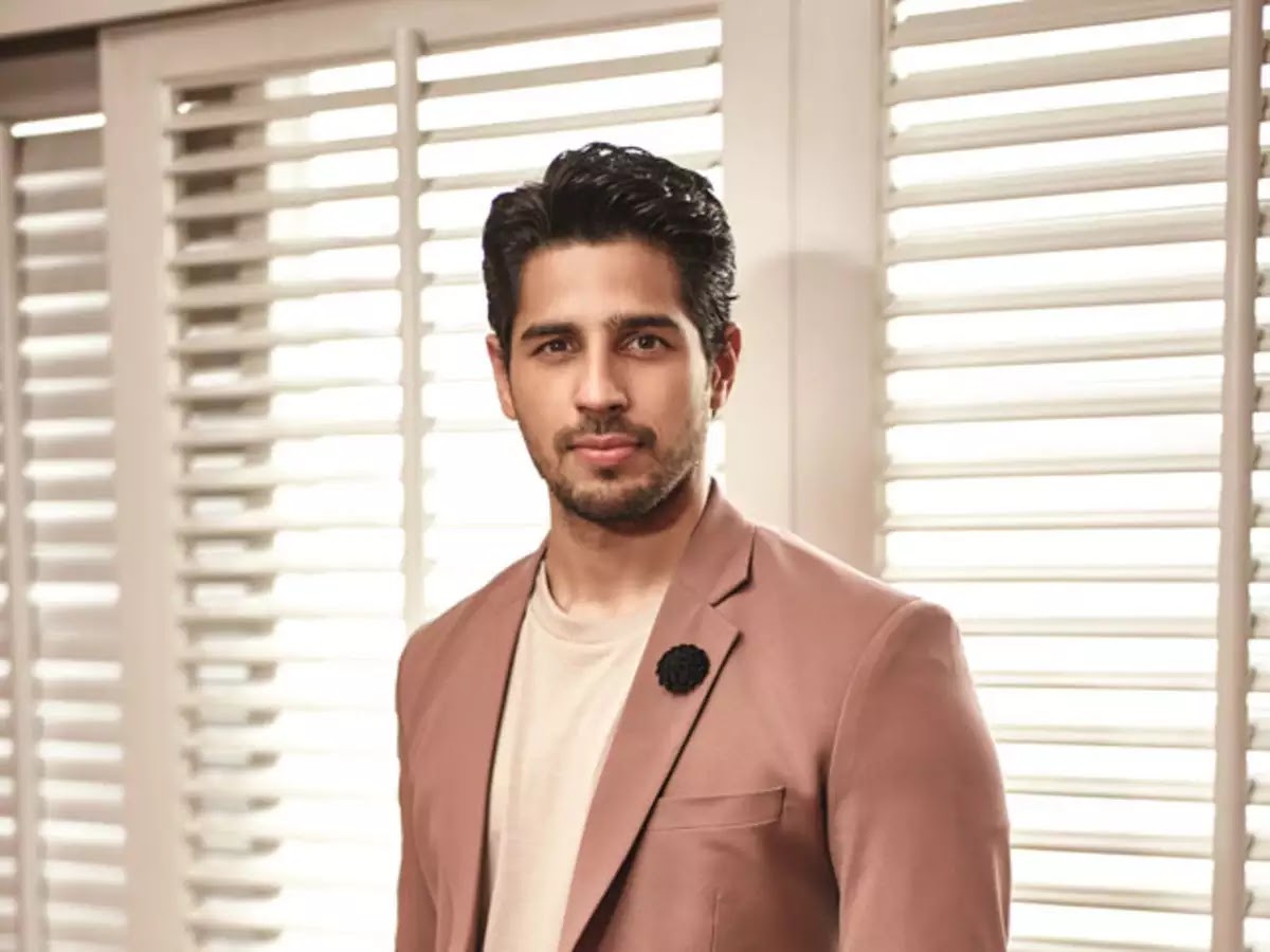 Siddharth Malhotra Hd Images In Brothers - Sidharth Malhotra In Suit - HD Wallpaper 