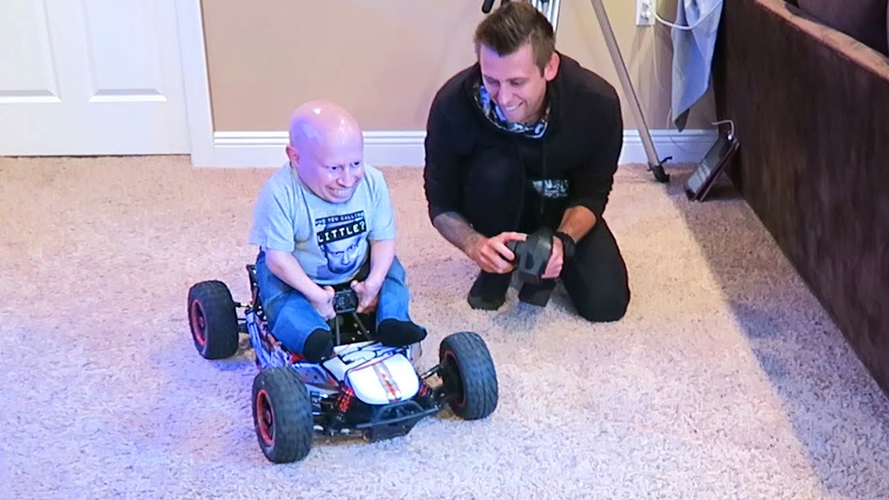 Roman Atwood With Midget - HD Wallpaper 