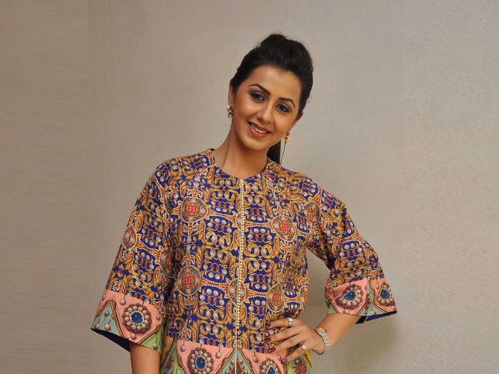 Nikki Galrani - HD Wallpaper 