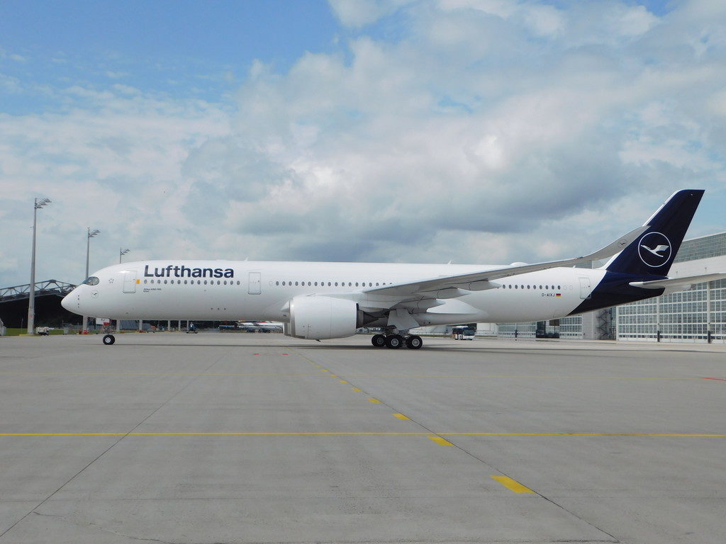 Lufthansa Charlotte - HD Wallpaper 