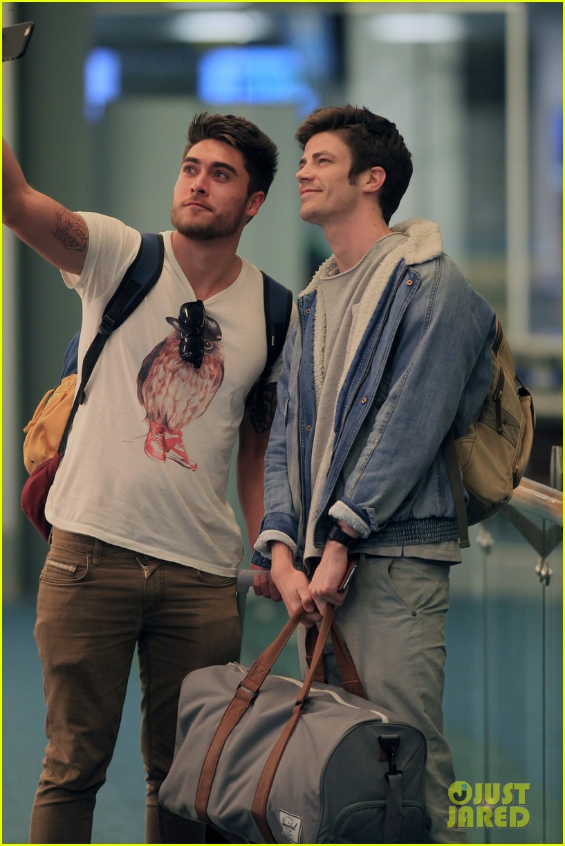 Grant Gustin Colton Haynes Jet To Vancouver - Adam Levine Grammys 2012 - HD Wallpaper 