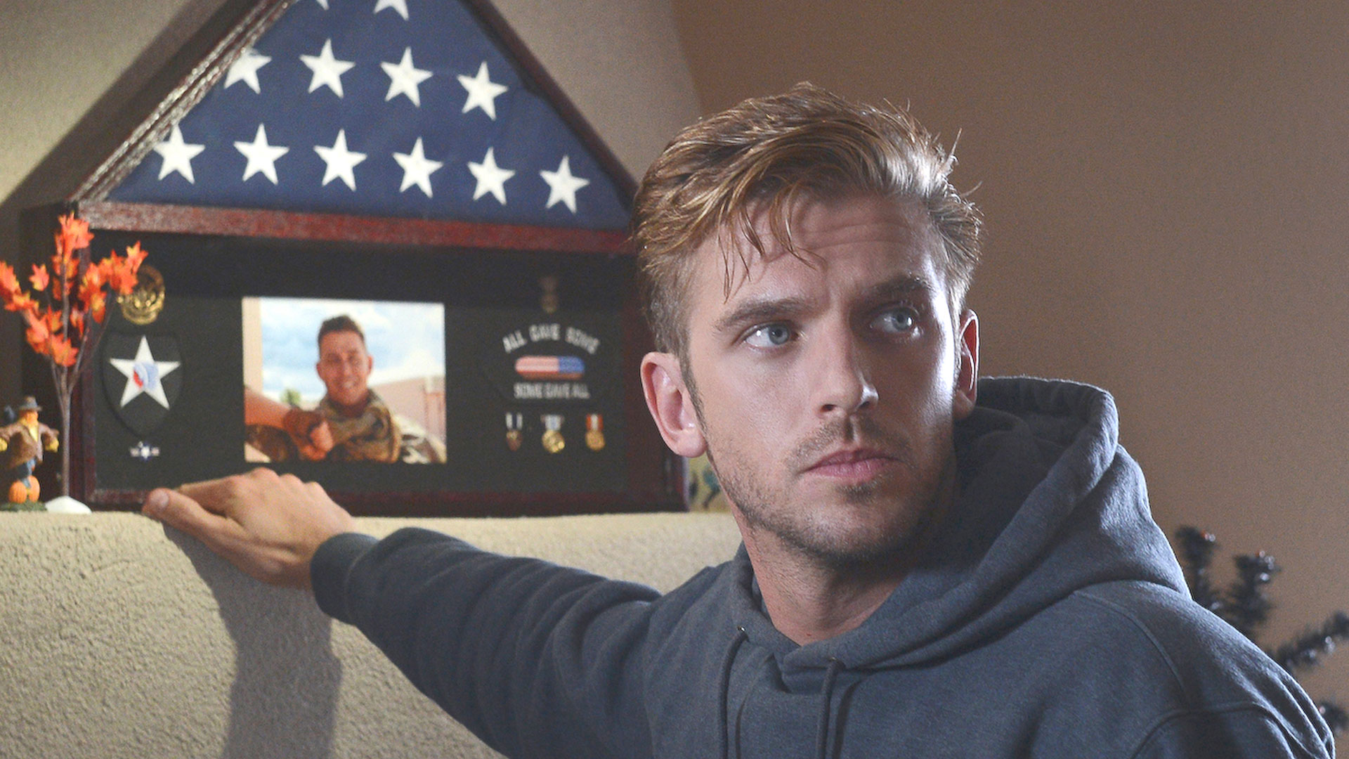 Walk Among The Tombstones Dan Stevens - HD Wallpaper 