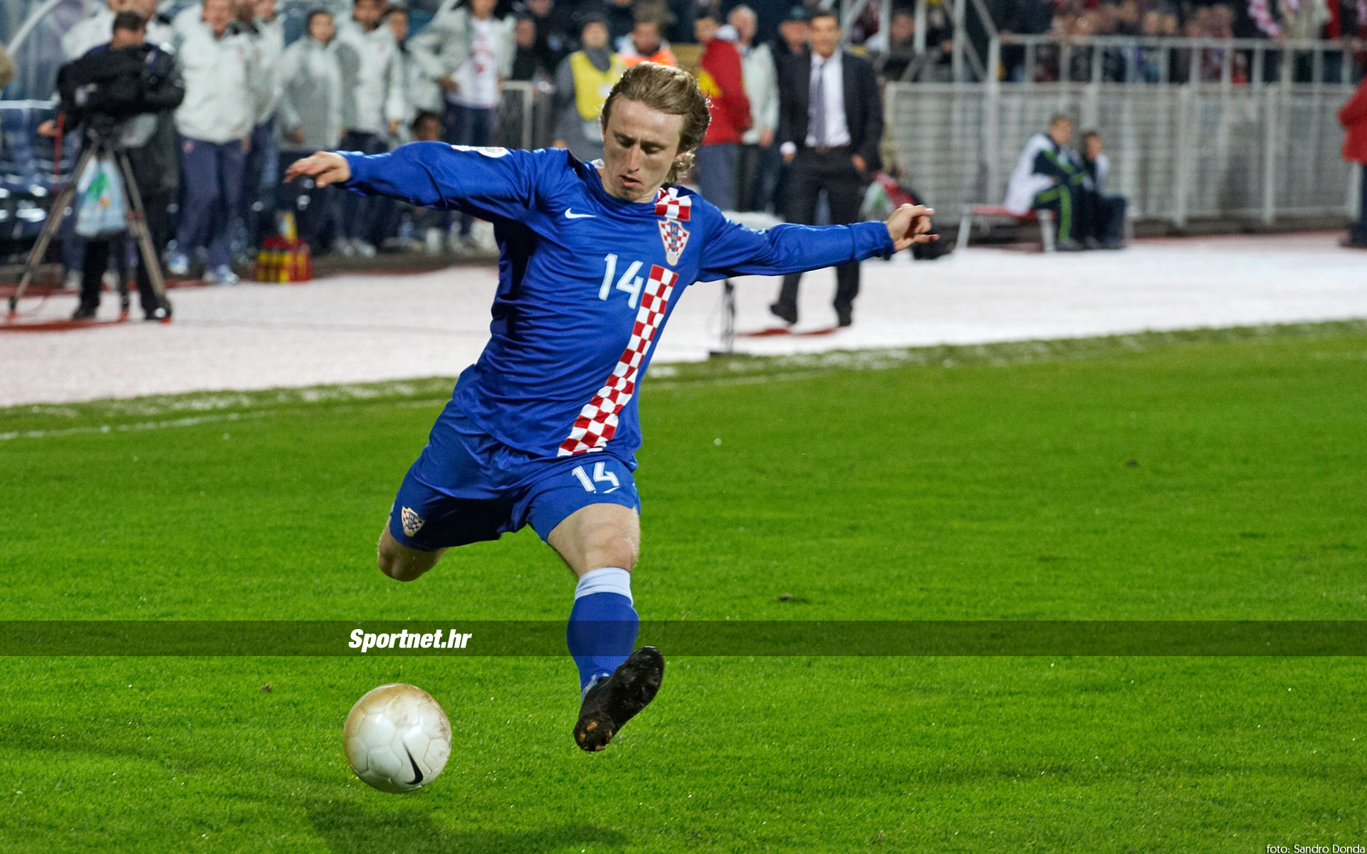 Kick Up A Soccer Ball - HD Wallpaper 