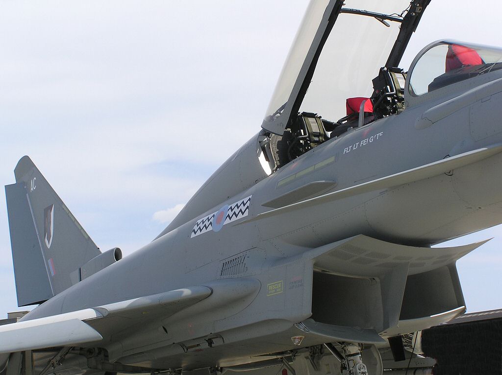 Eurofighter Raf Typhoon, German Luftwaffe Taifun, Italian - Fighter Aircraft - HD Wallpaper 