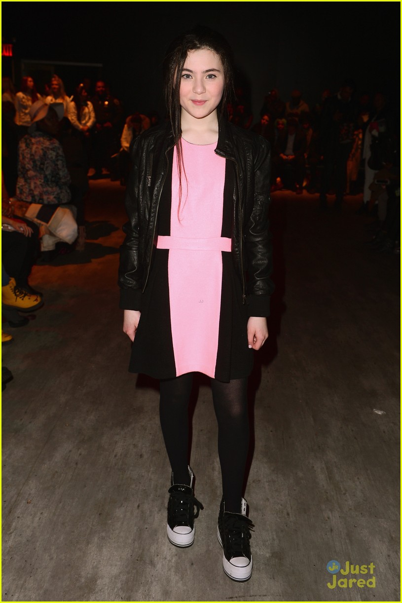 Maddie Ziegler Clare Floey Sherri Hill Lilla Crawford - Lilla Crawford - HD Wallpaper 