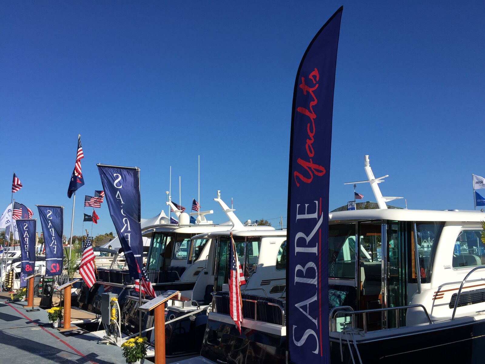 Luxury Yacht - HD Wallpaper 