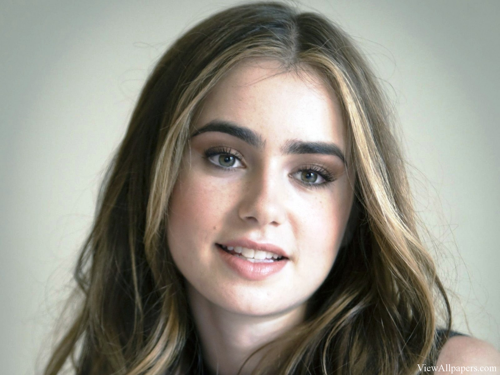Lily Collins - HD Wallpaper 