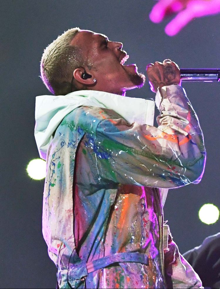 Chris Brown Performing - HD Wallpaper 