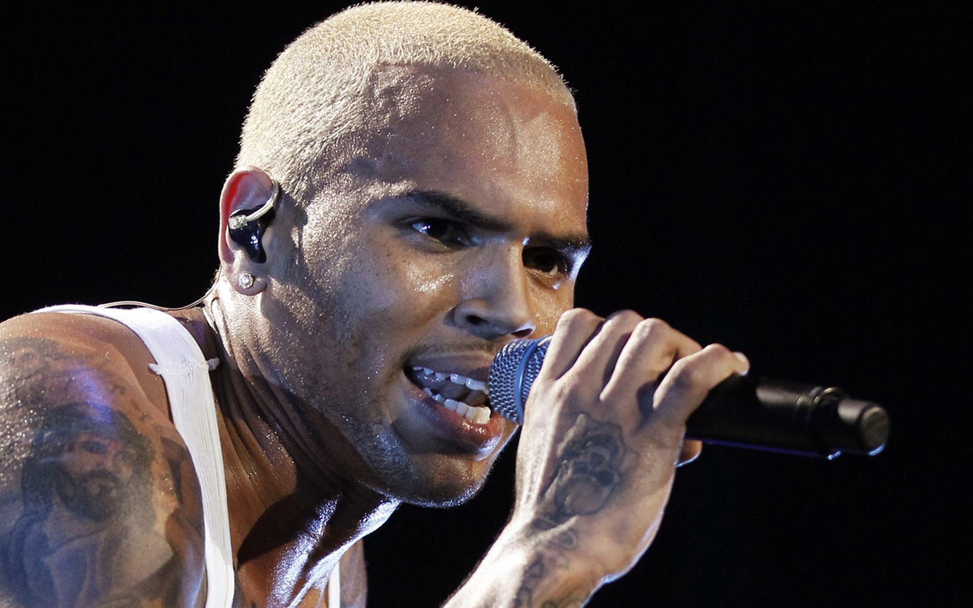 Chris Brown Black Background - HD Wallpaper 