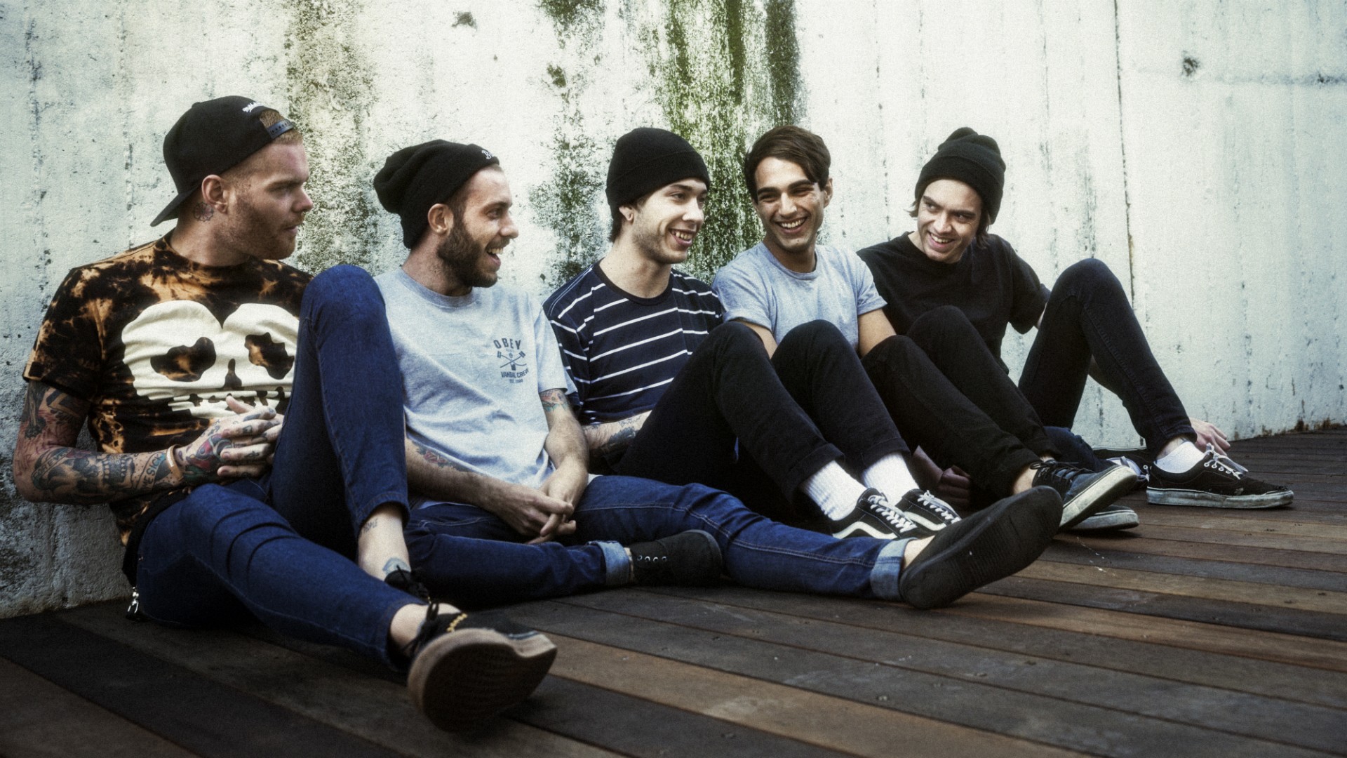 Sitting - HD Wallpaper 