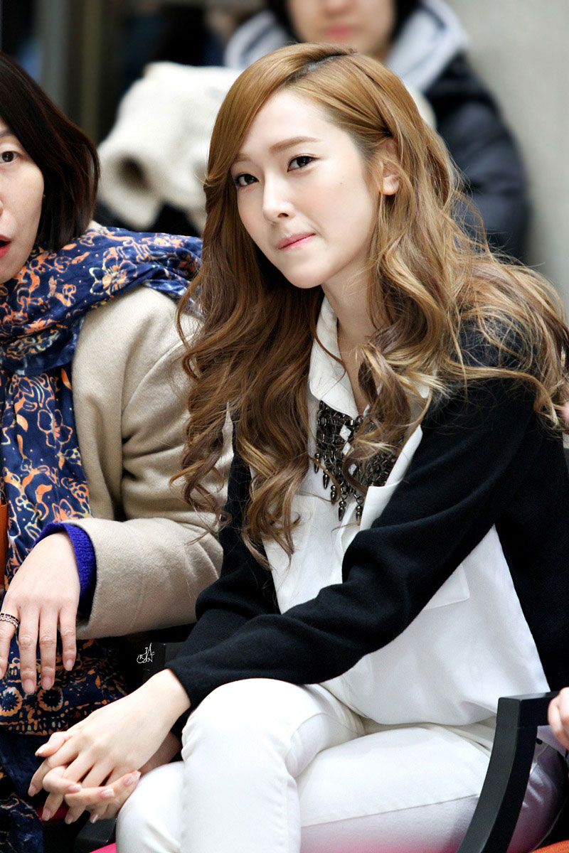 Kwon Yu Ri 2013 - HD Wallpaper 