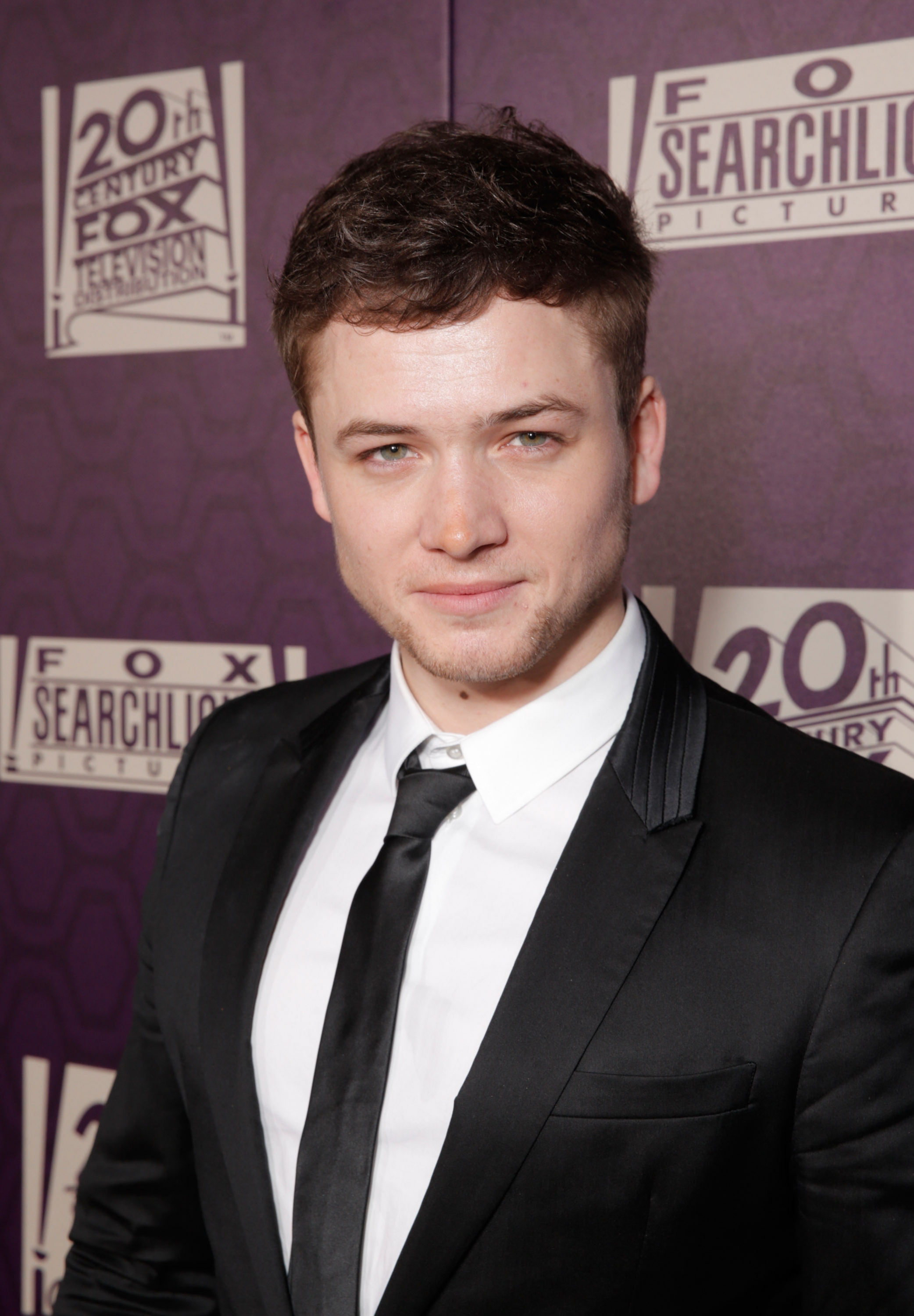 Taron Egerton Iphone Wallpapers - Whos Playing Han Solo In New Movie - HD Wallpaper 