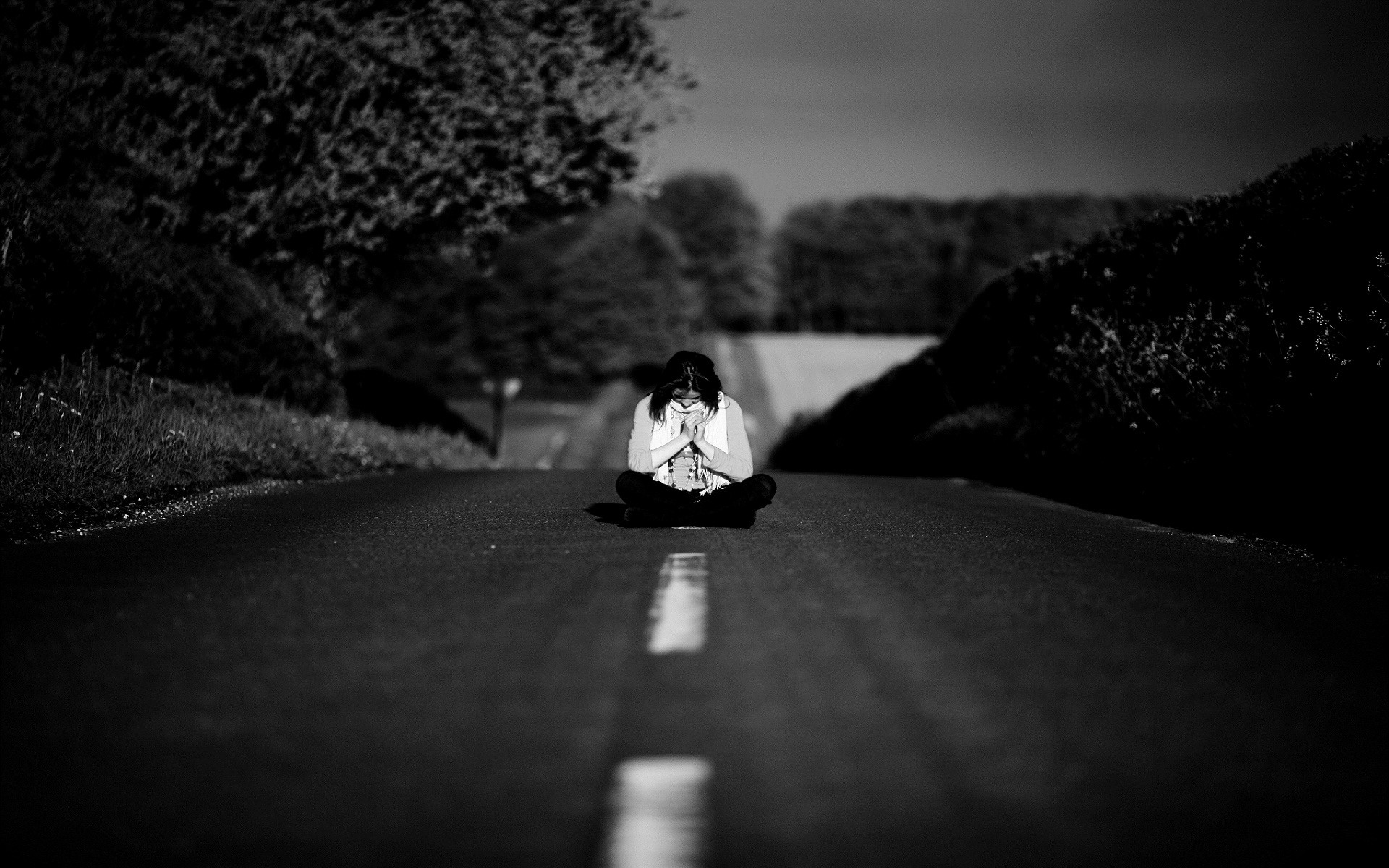 Wallpaper For Heart Broken Girl Broken Heart Girl Miss - Girl In The Middle Of The Road - HD Wallpaper 