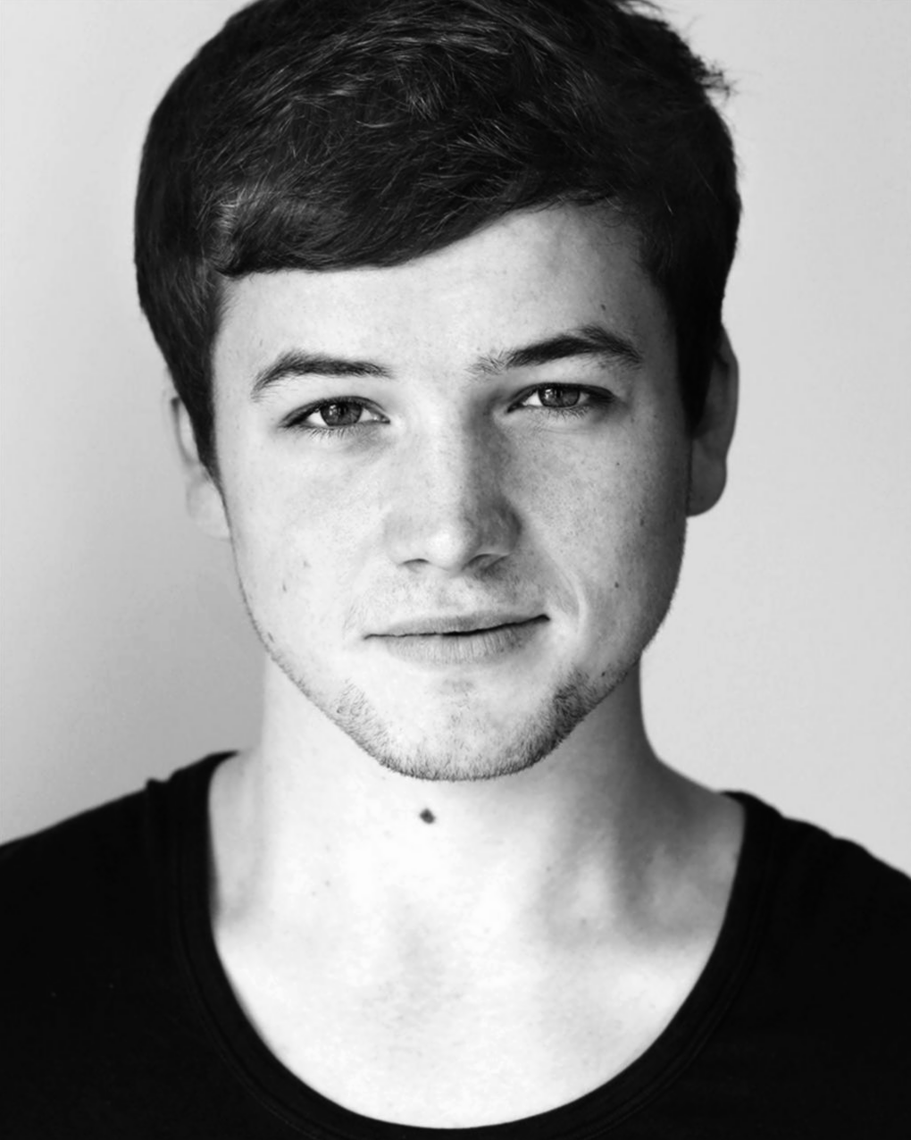 Taron Egerton Rada - HD Wallpaper 