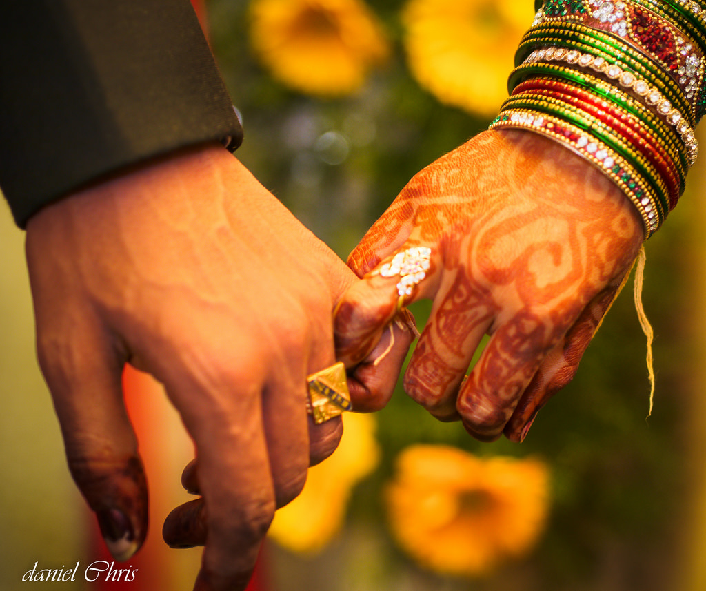 Punjabi Marriage Couple Holding Hands Holding Hands - Hindu Wedding Couple Hands - HD Wallpaper 