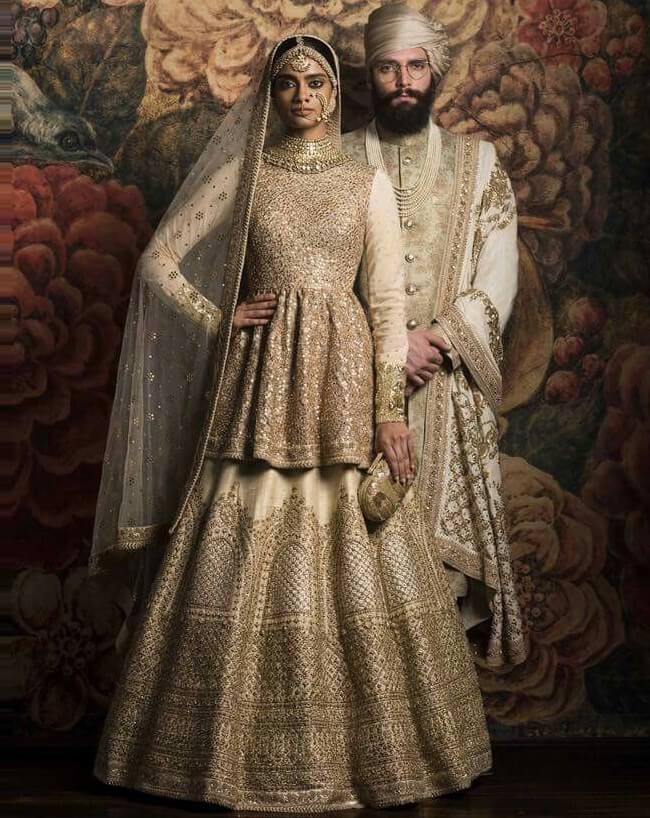 Wedding Photography Poses Bride And Groom - Contrast Colours With Golden - HD Wallpaper 