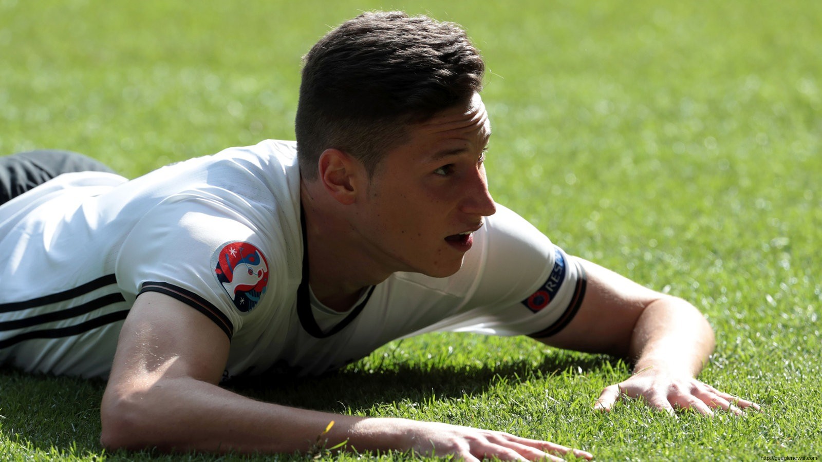 Artificial Turf - HD Wallpaper 