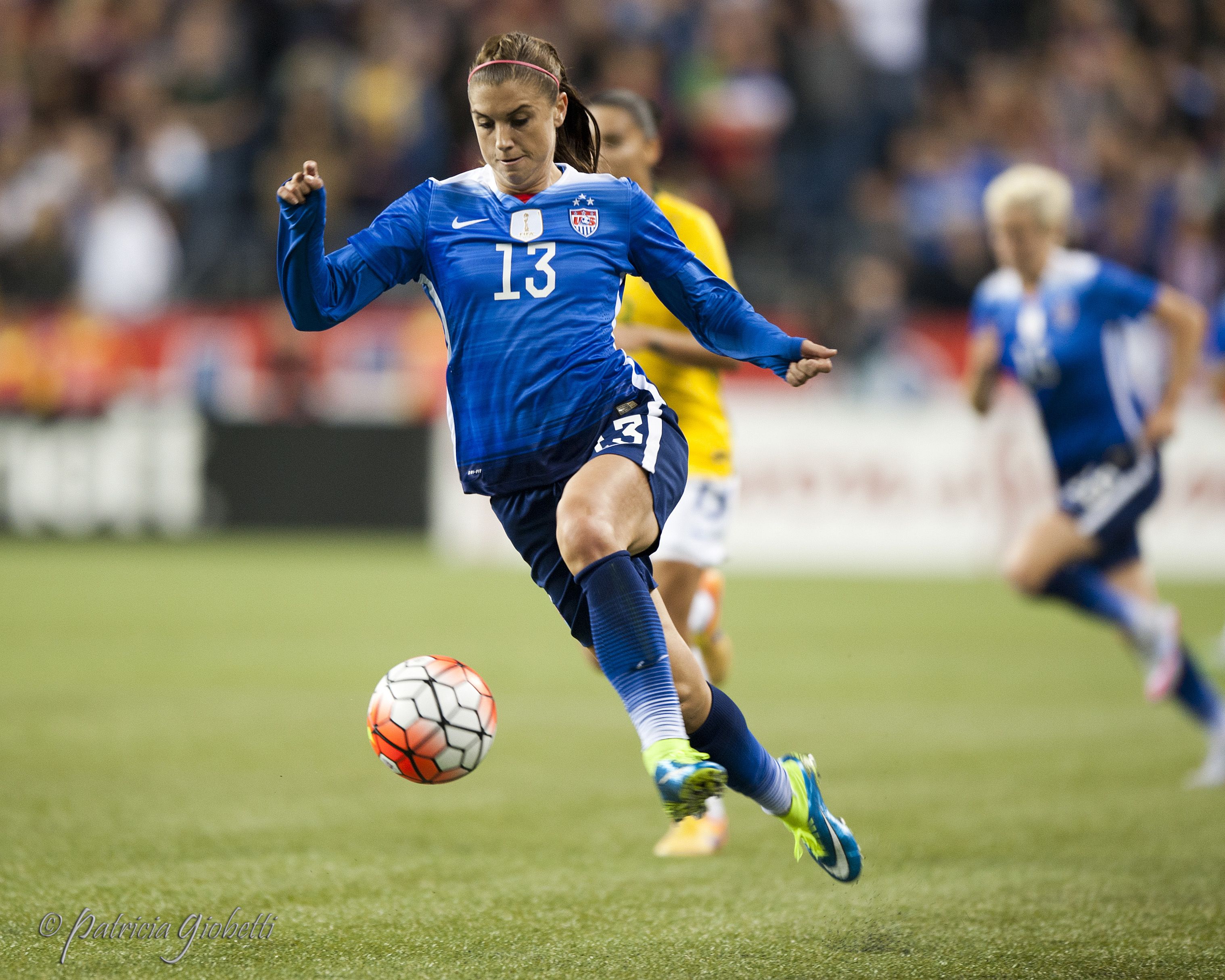 Alex Morgan Playing Soccer 2017 - HD Wallpaper 