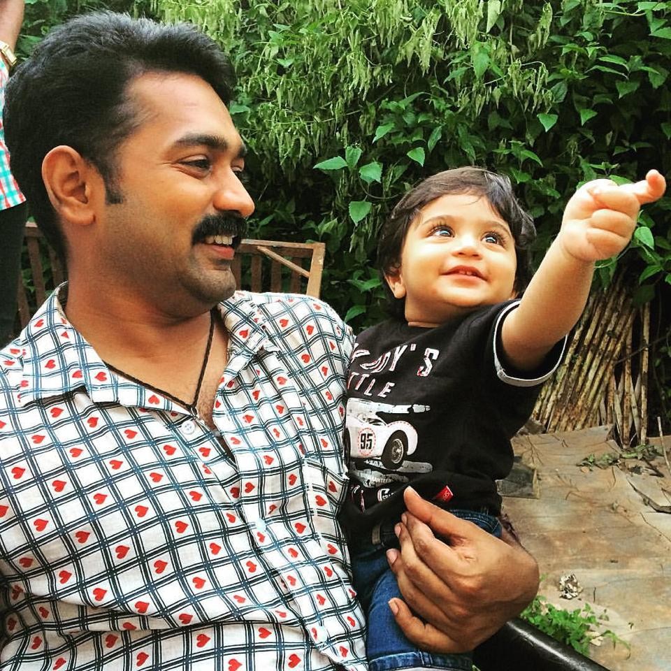 Asif Ali With His Son - HD Wallpaper 