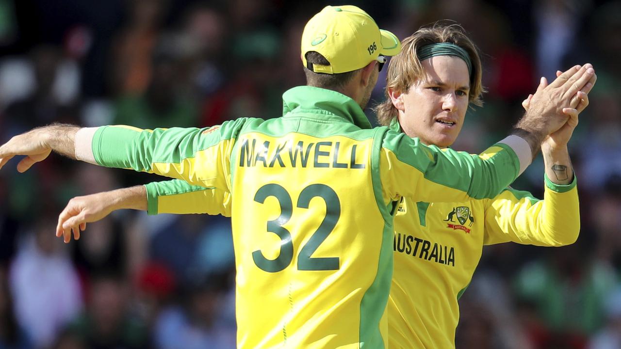 Adam Zampa Is Congratulated By Glenn Maxwell After - Adam Zampa And Maxwell - HD Wallpaper 