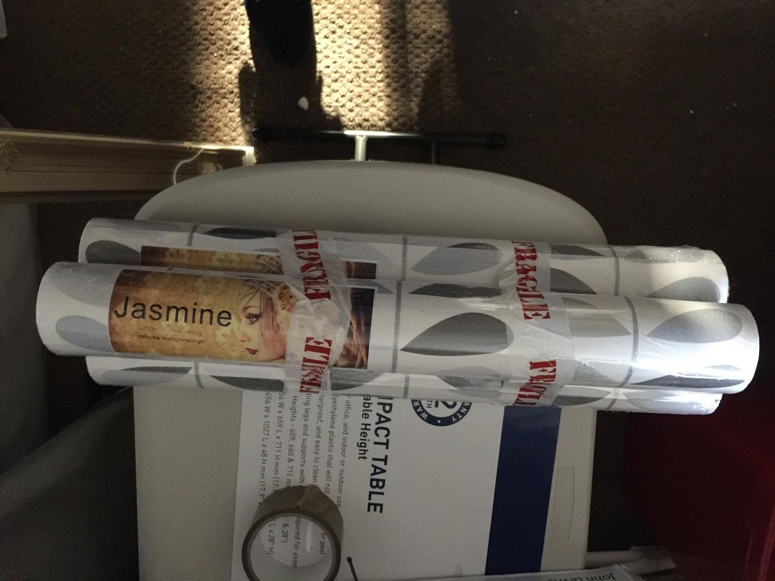 Jasmine Grey/silver Wallpaper 
debona D6999 - Bottle - HD Wallpaper 