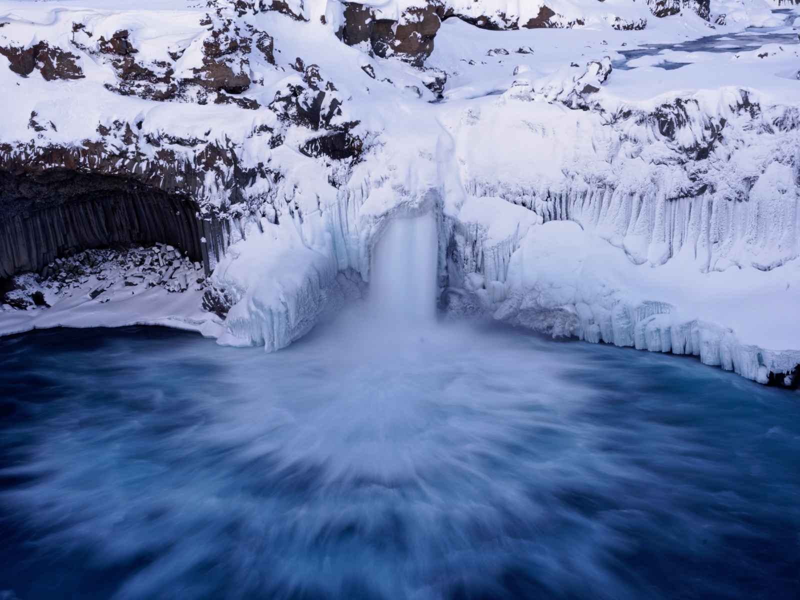 Download Wallpaper 1600×1200 Waterfall, Iceberg, Snow, - Nature Wallpaper Water And Snow - HD Wallpaper 