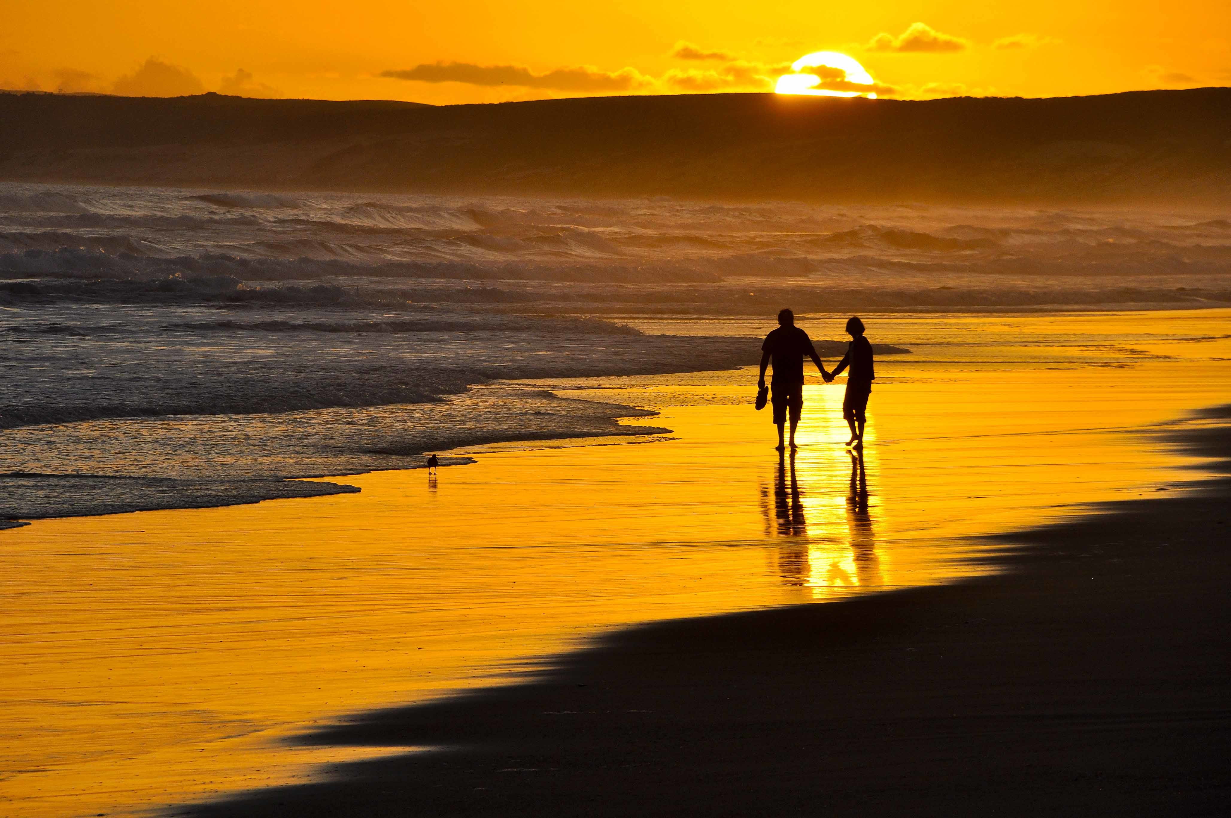 Romantic Walk On The Beach - HD Wallpaper 