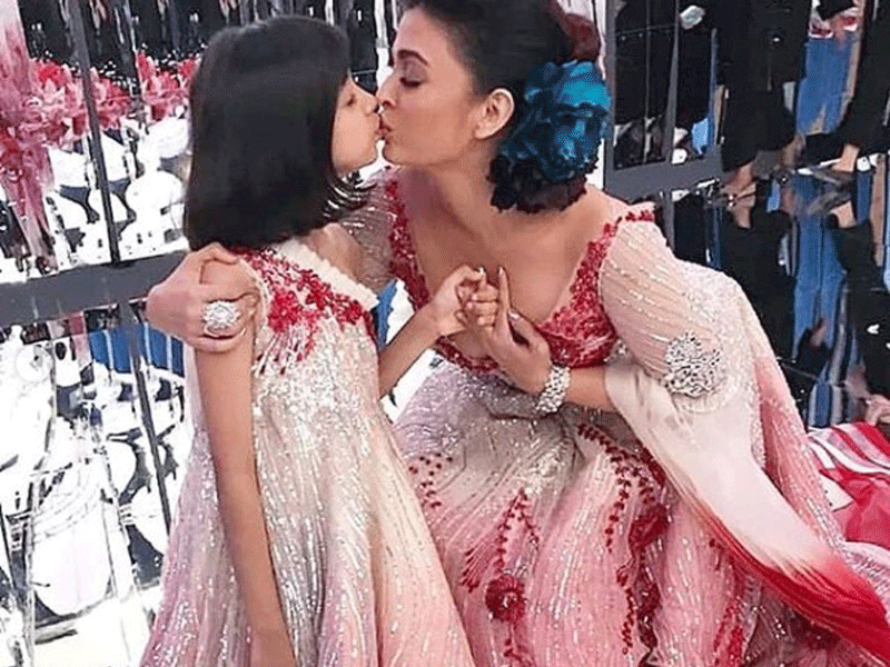 Aishwarya Rai Bachchan Shares An Adorable Kiss With - Aishwarya Rai Kiss Her Daughter - HD Wallpaper 