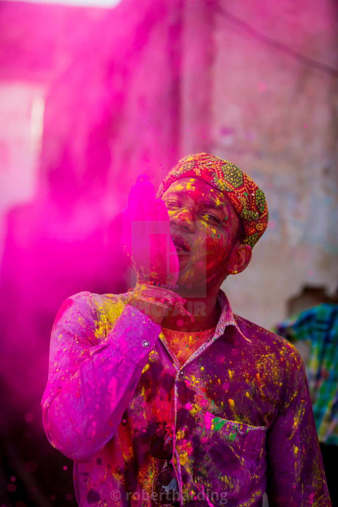 Man Throwing Colored Pigment, Holi Festival, Vrindavan, - Guy Throwing Holi Color - HD Wallpaper 