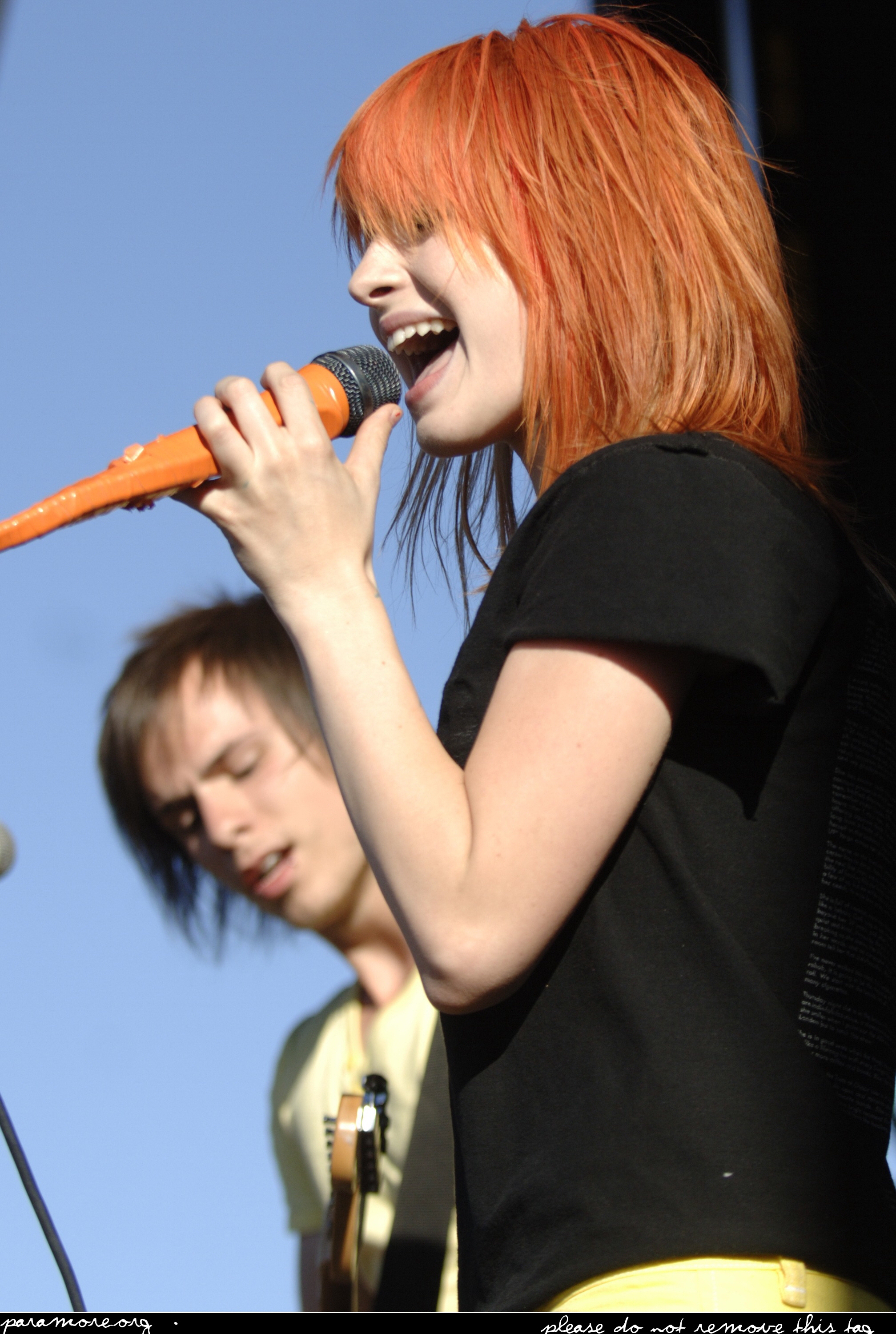 Hayley Williams Wallpaper - Singing - HD Wallpaper 