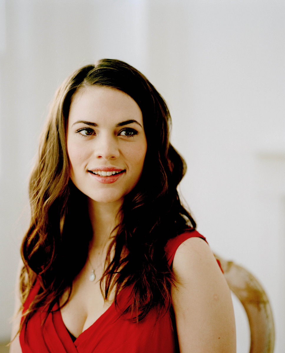 Pic - Hayley Atwell Pictures Red Dress - HD Wallpaper 