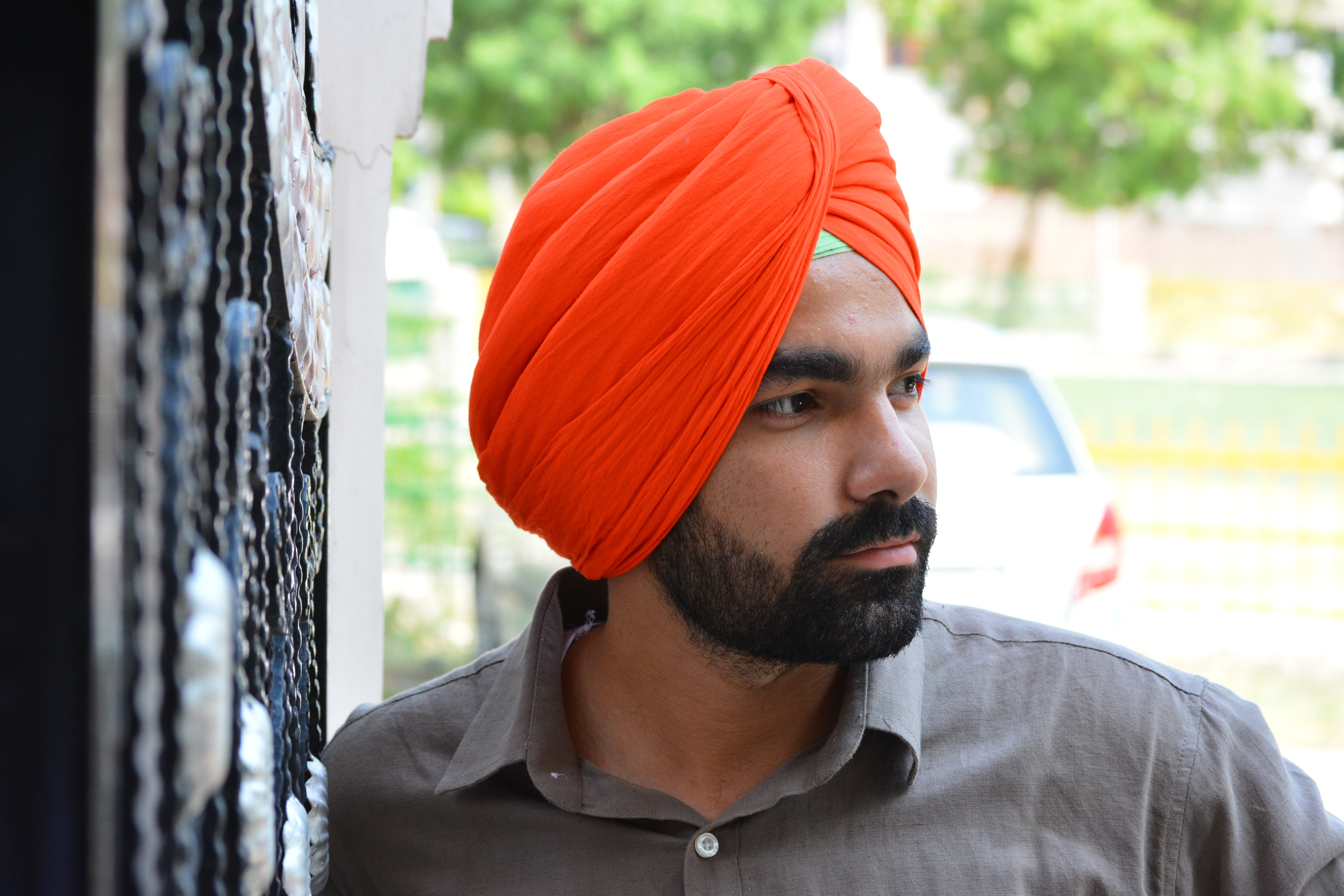 Boy With Phon Blur Background - HD Wallpaper 