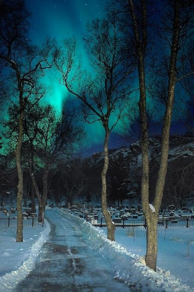 Cemetery Slopes Iphone 4s Wallpaper - Wintery Night - HD Wallpaper 