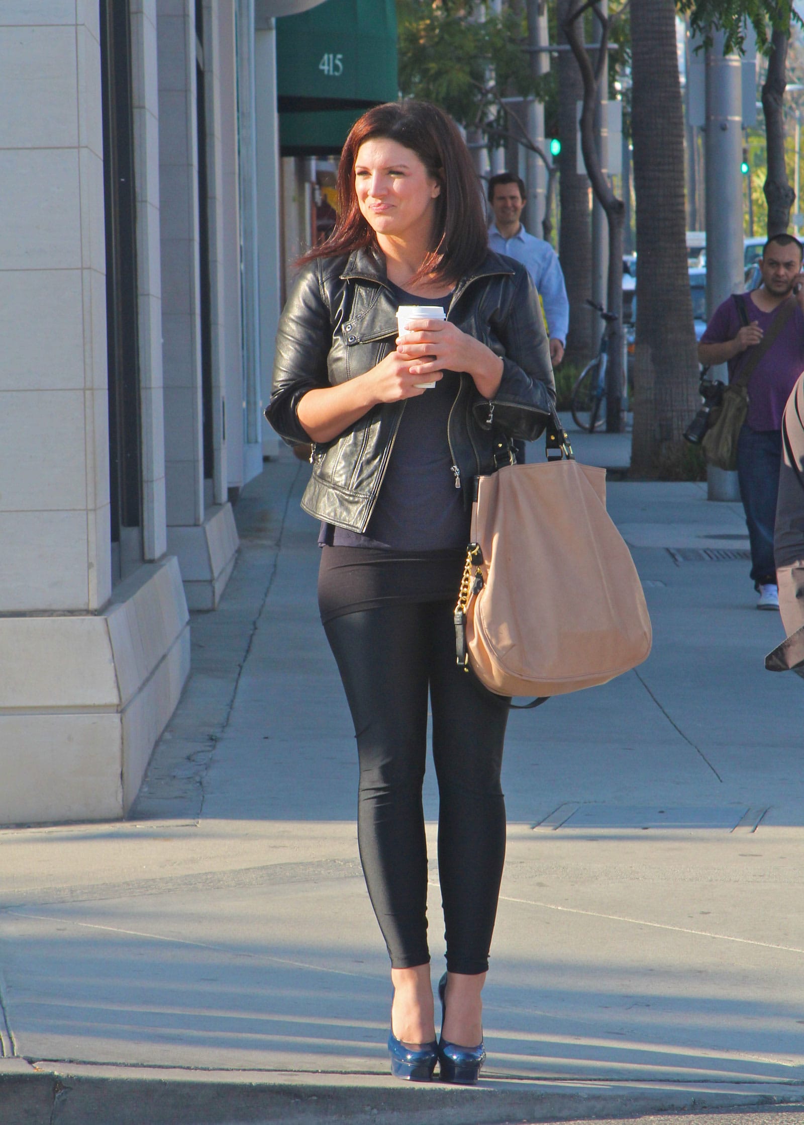Gina Carano For Mobile - Gina Carano Street Style - HD Wallpaper 