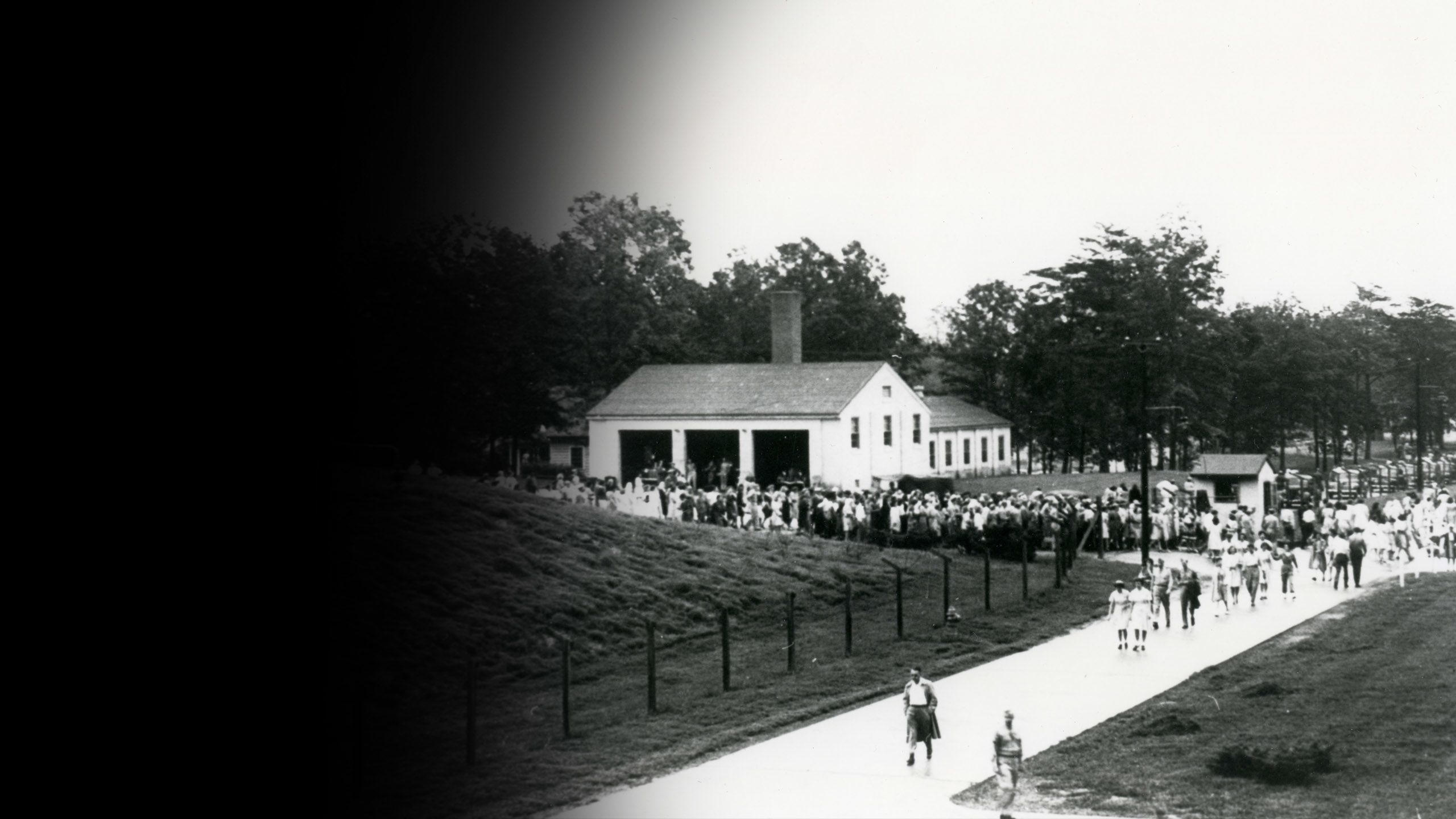 Workers Arriving To Arlington Hall Station, 1940s - Monochrome - HD Wallpaper 