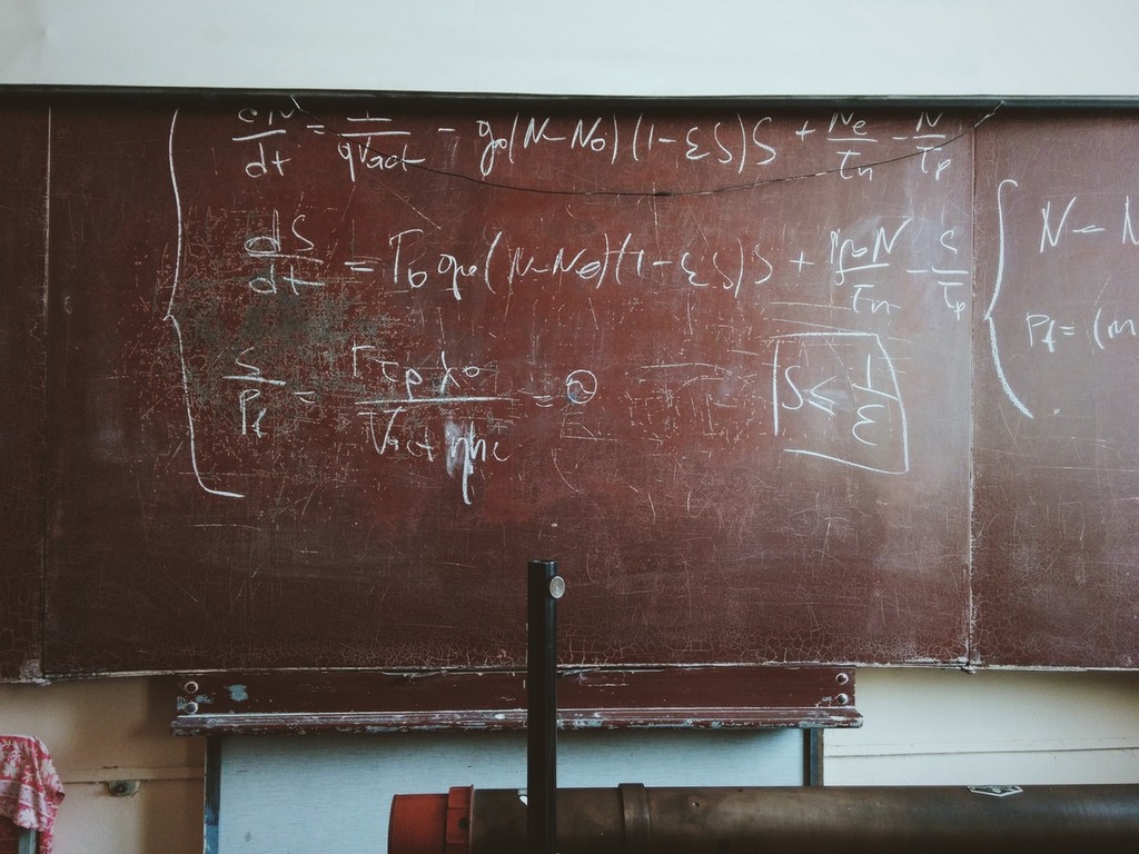 El Que No Sepa Matemáticas Va A Tener Un Serio Problema - Blackboard Classroom Wall - HD Wallpaper 