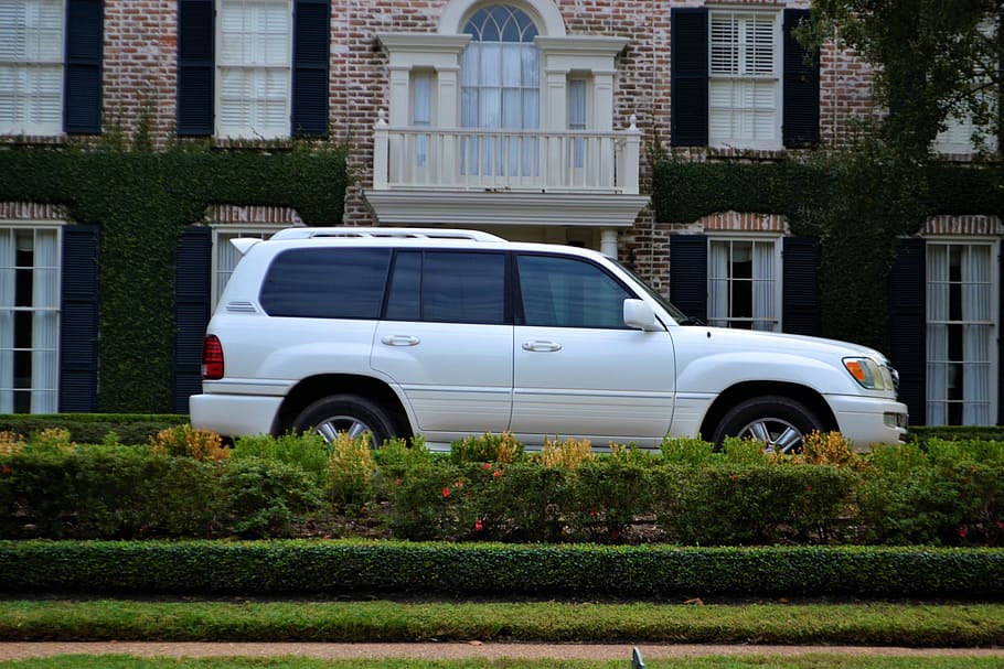White Toyota Land Cruiser Suv Parked Near House, 4x4, - HD Wallpaper 
