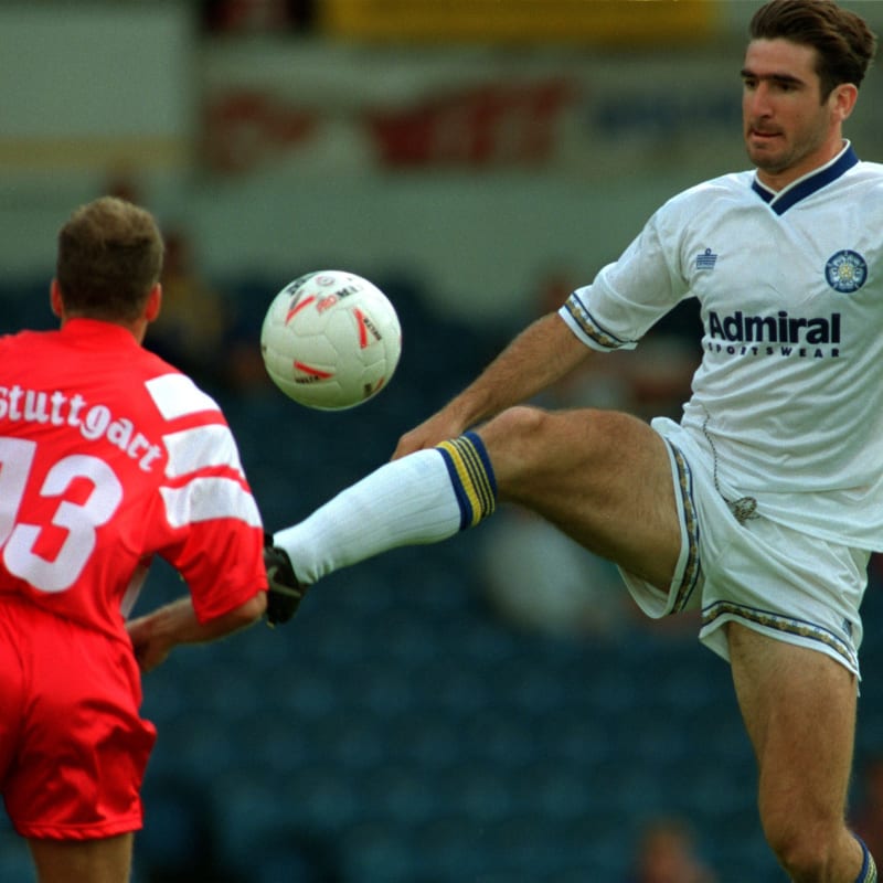 Eric Cantona In Action For Leeds United In - Eric Cantona Leeds Shirt - HD Wallpaper 