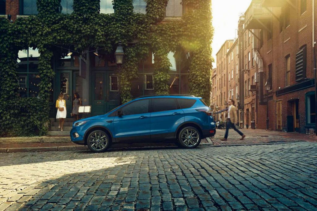 2018 Ford Escape Blue Color Side View In City On Road - 2018 Ford Escape - HD Wallpaper 