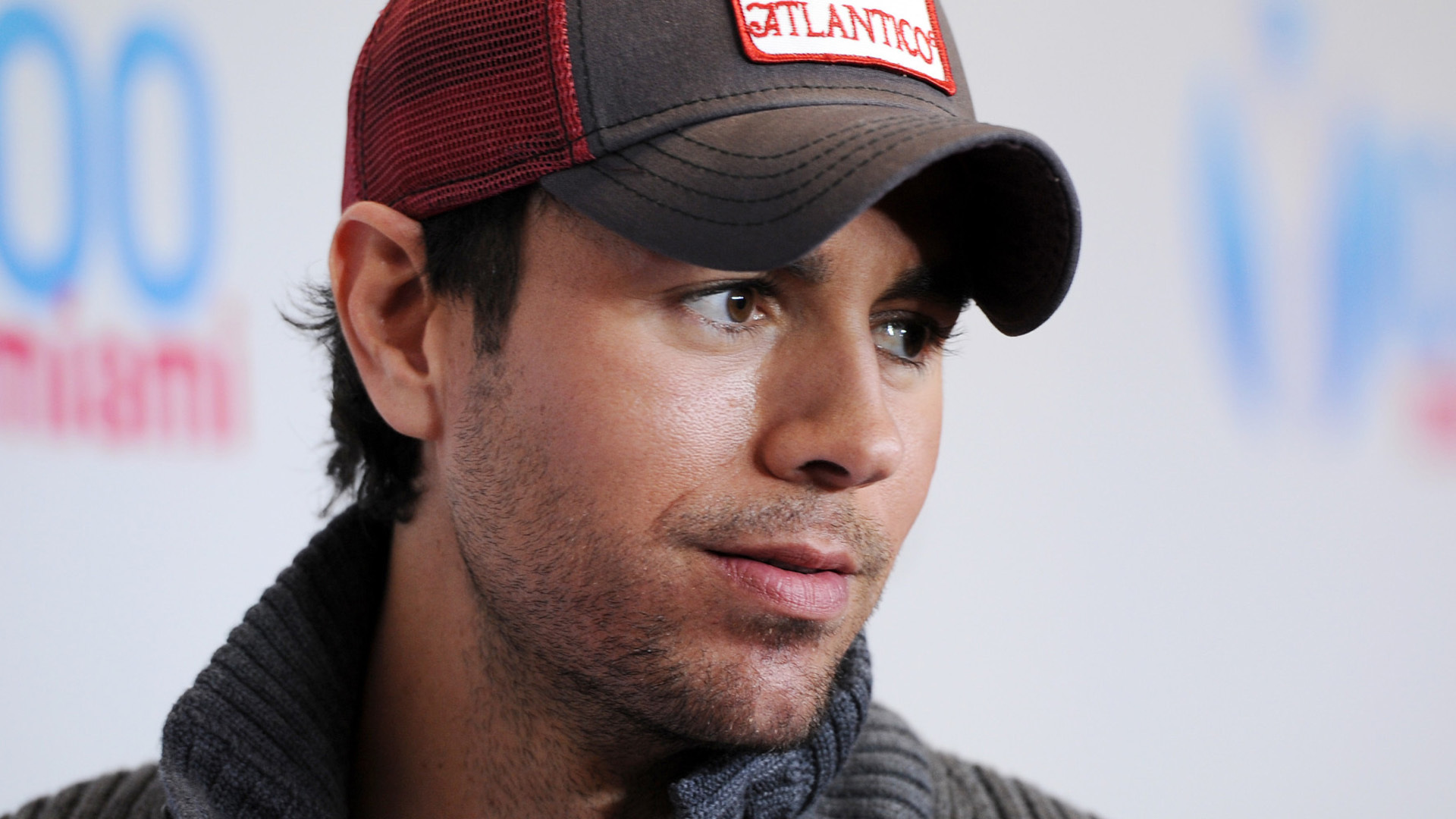 Enrique Iglesias Wallpaper For Laptop - Enrique Iglesias In Cap - HD Wallpaper 