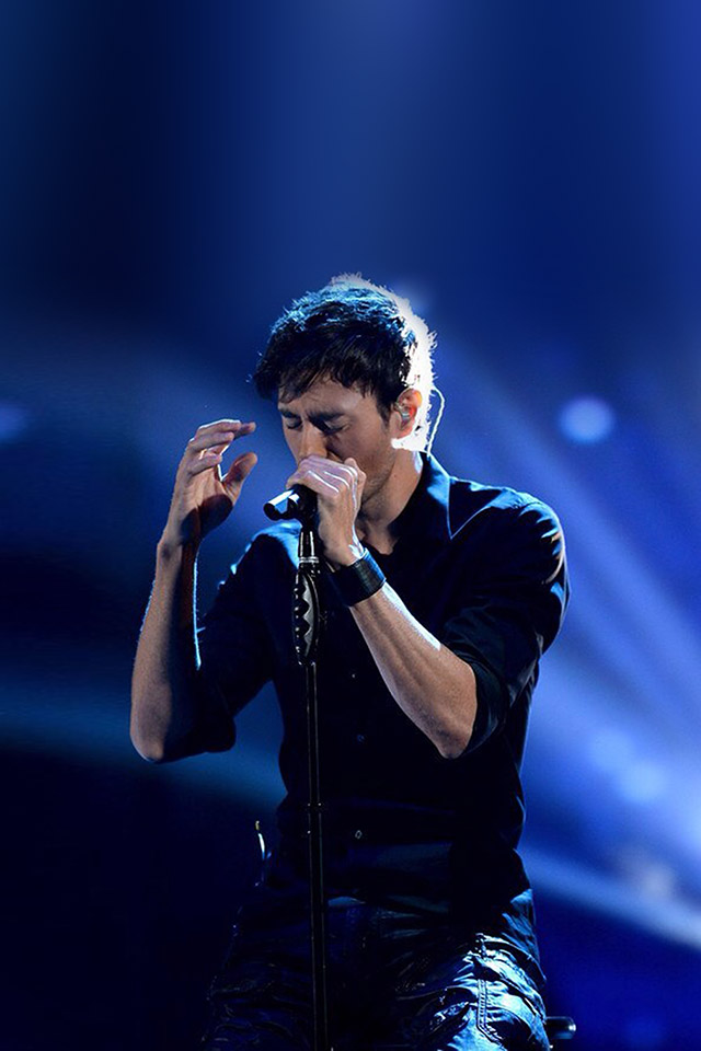 Com Apple Wallpaper Enrique Iglesias Sing Iphone4 - Enrique Iglesias Wallpaper Singing - HD Wallpaper 