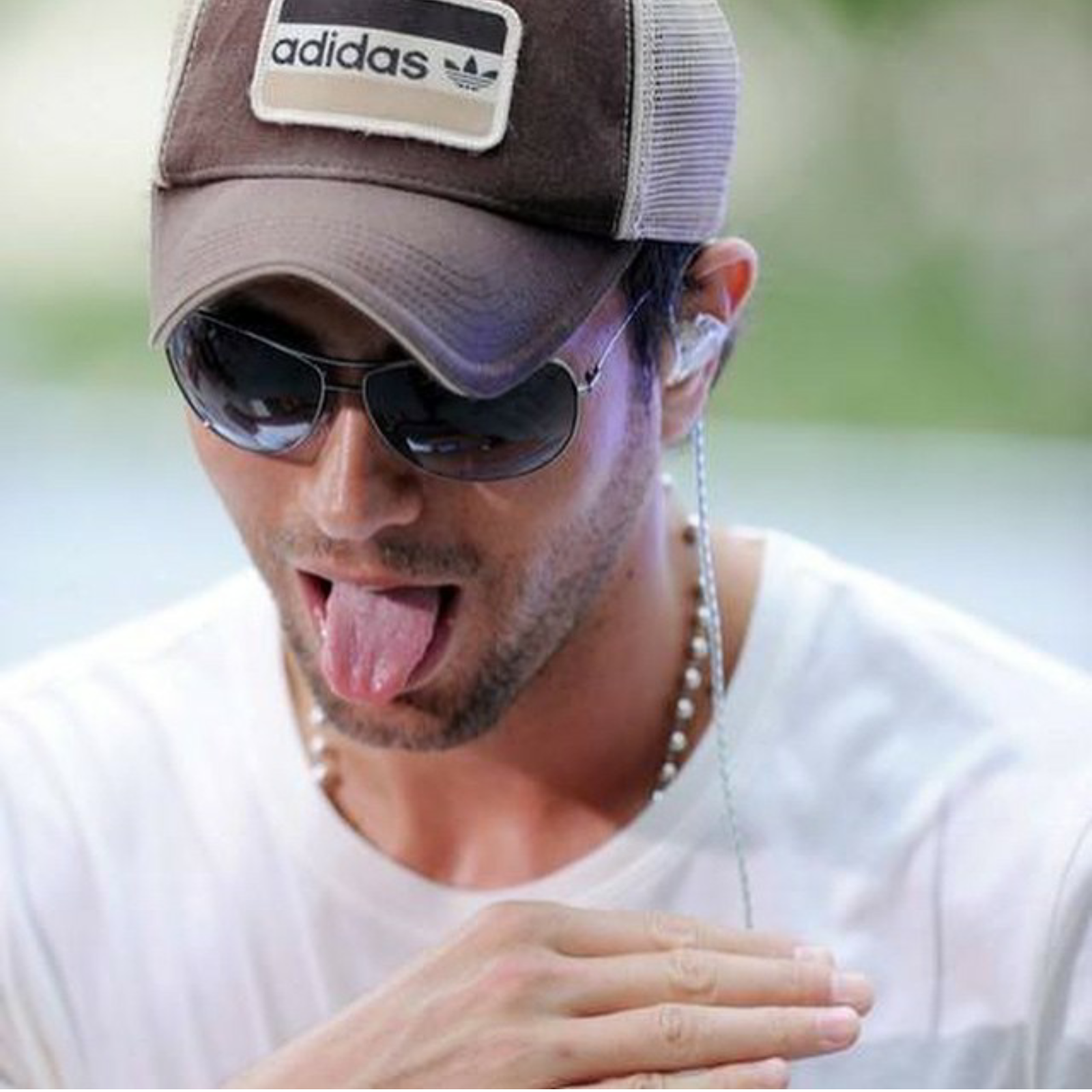 Enrique Iglesias - Enrique Iglesias Tongue Out - HD Wallpaper 