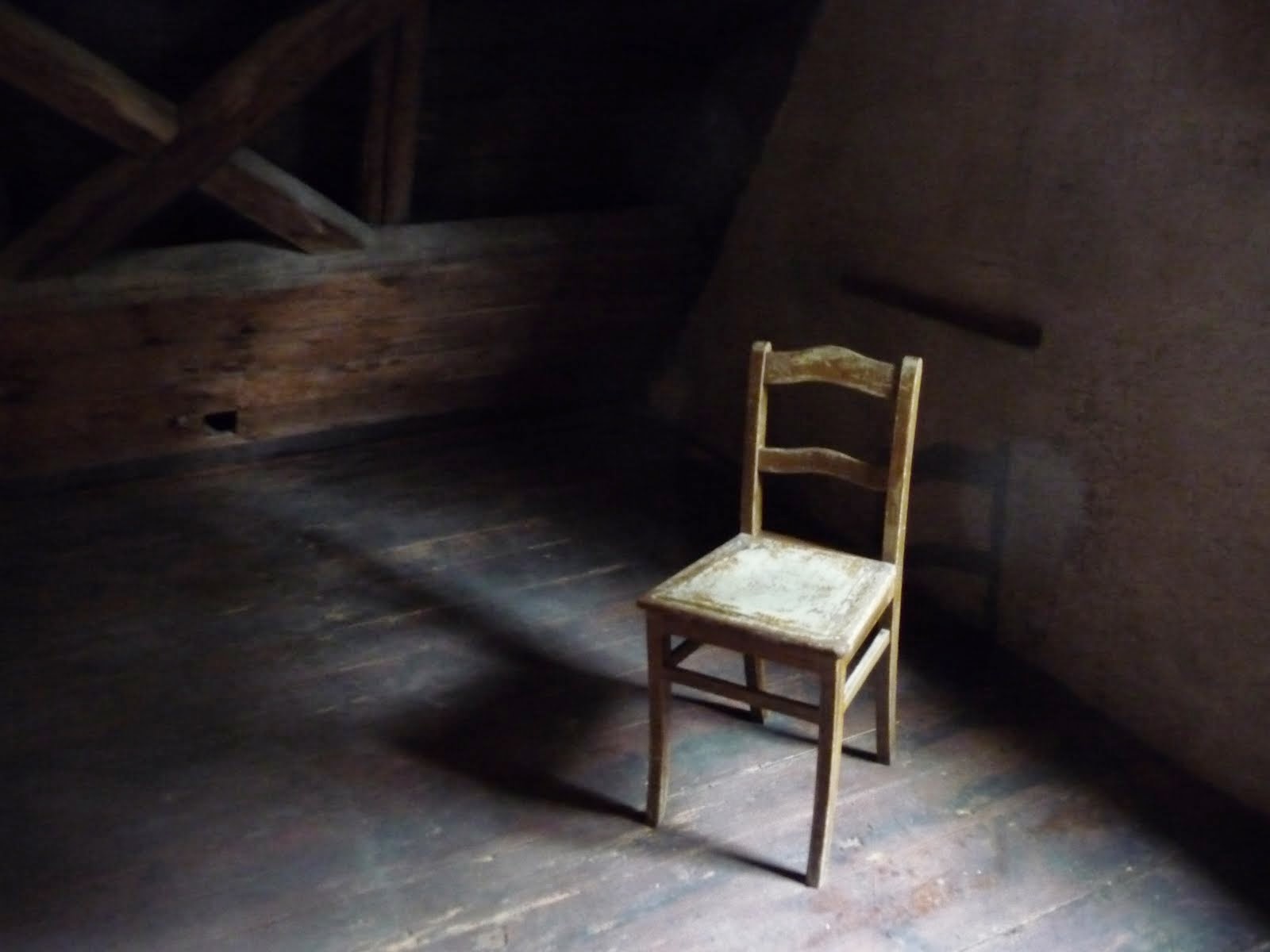 Single Chair In A Room - HD Wallpaper 